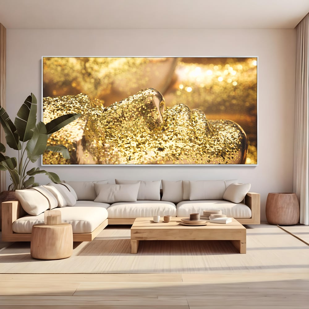 Tablou canvas cu tablou canvas cu chip acoperit de sclipici auriu, in rama de aluminiu argintiu, pe perete intr-un living